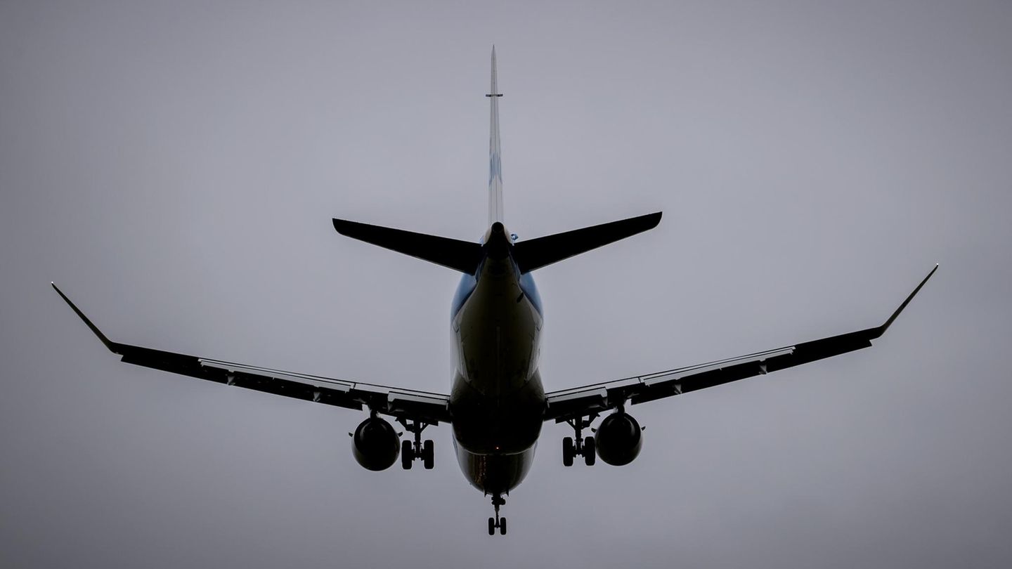 Eine Maschine im Landeanflug auf den Flughafen Schiphol in Amsterdam