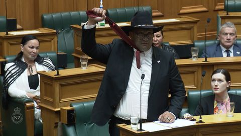 Rawiri Waititi simuliert eine Schlinge während seiner Antrittsrede im Dezember 2020 in Wellington