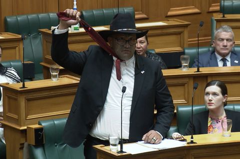 Rawiri Waititi simuliert eine Schlinge während seiner Antrittsrede im Dezember 2020 in Wellington