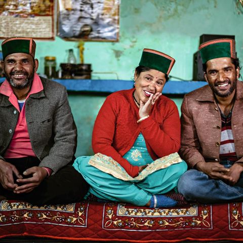 Rattna, 38, mit ihren beiden Männern Jittendra, 40, (l.) und Sadnam, 38, (r.)