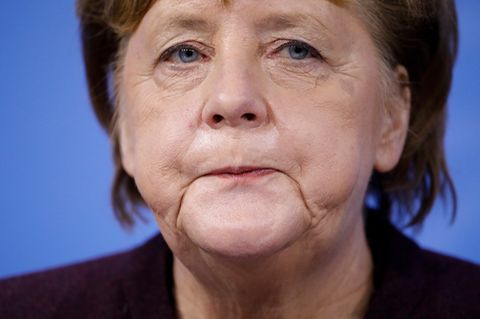 Angela Merkel reagiert während einer Pressekonferenz