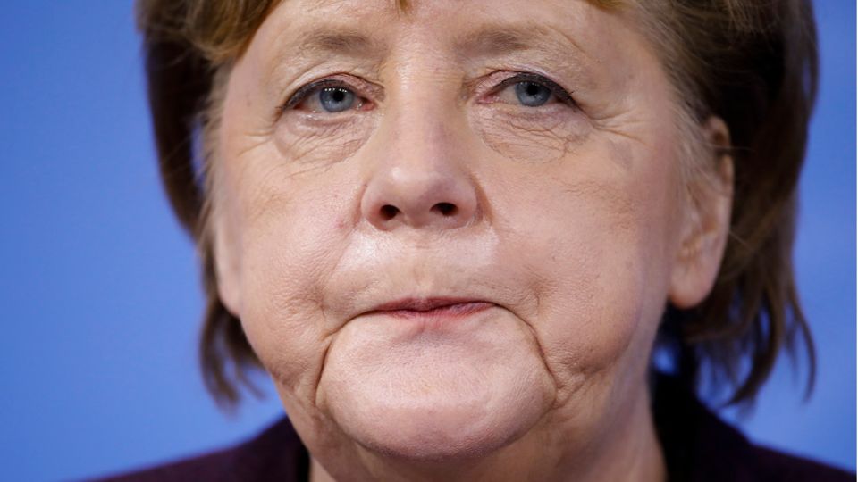 Angela Merkel reagiert während einer Pressekonferenz
