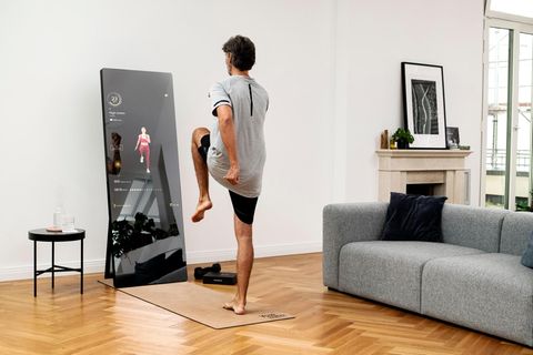 Virtueller Trainer: Ausgeschaltet ein Spiegel, ein­geschaltet ein Hightech-Fitnessgerät: Der Bildschirm von Vaha zeigt Übungen, die ein digitaler oder live zugeschalteter Coach vormacht und kontrolliert. 2268 Euro, die Mitgliedschaft kostet 39 Euro/Monat