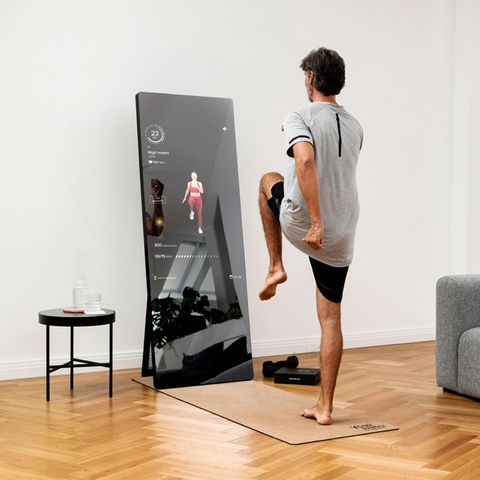 Virtueller Trainer: Ausgeschaltet ein Spiegel, ein­geschaltet ein Hightech-Fitnessgerät: Der Bildschirm von Vaha zeigt Übungen, die ein digitaler oder live zugeschalteter Coach vormacht und kontrolliert. 2268 Euro, die Mitgliedschaft kostet 39 Euro/Monat