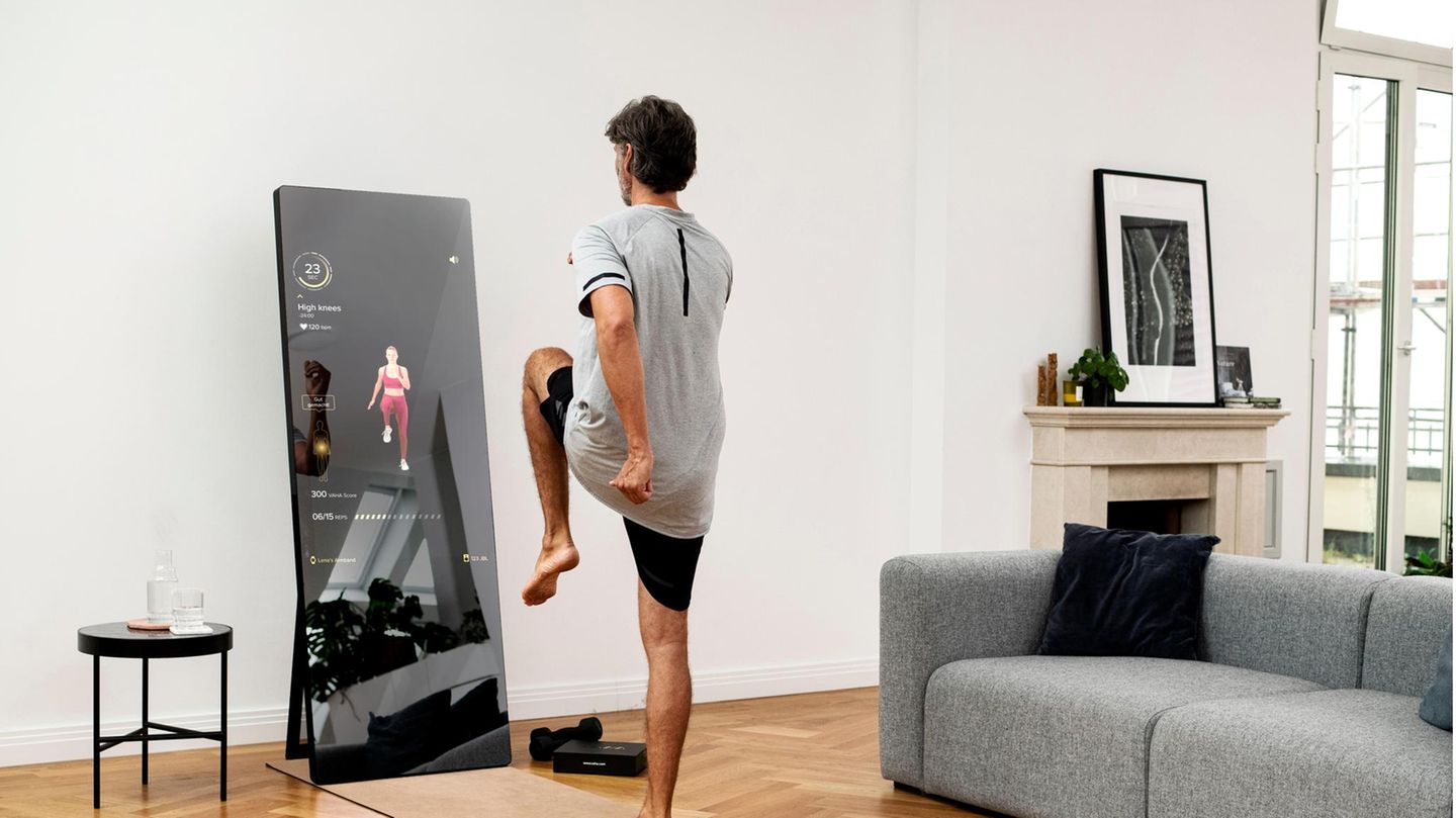 Virtueller Trainer: Ausgeschaltet ein Spiegel, ein­geschaltet ein Hightech-Fitnessgerät: Der Bildschirm von Vaha zeigt Übungen, die ein digitaler oder live zugeschalteter Coach vormacht und kontrolliert. 2268 Euro, die Mitgliedschaft kostet 39 Euro/Monat