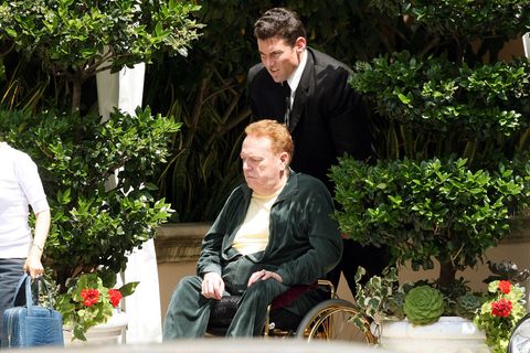 Larry Flynt sitzt in einem Rollstuhl