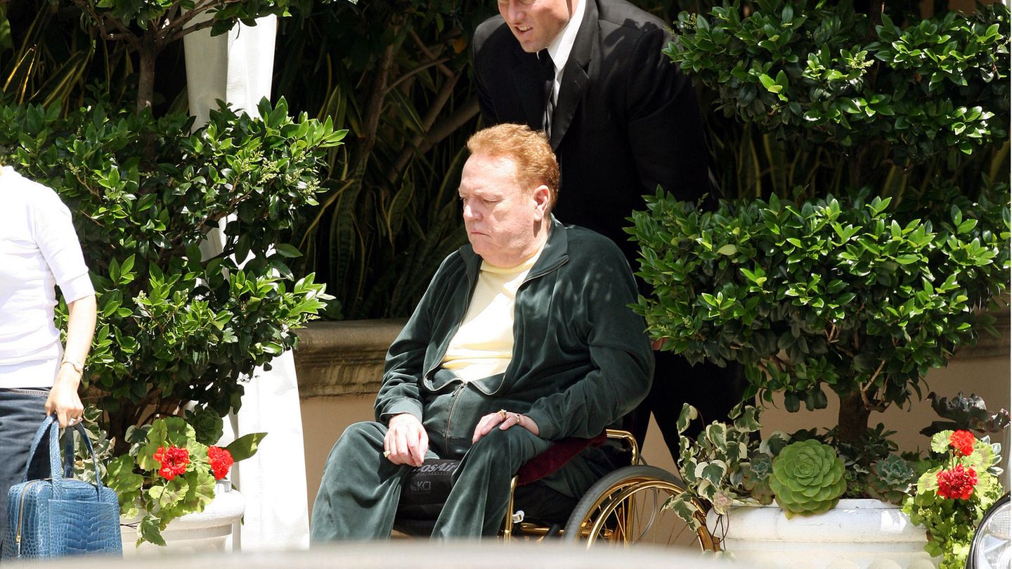 Larry Flynt sitzt in einem Rollstuhl