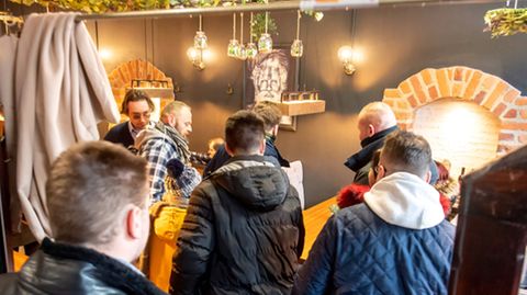 Gäste stehen in einem geöffneten Restaurant im polnischen Torún, das sich den landesweiten Corona-Verordnungen widersetzt