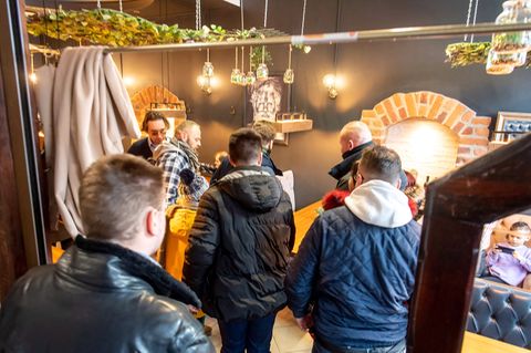 Gäste stehen in einem geöffneten Restaurant im polnischen Torún, das sich den landesweiten Corona-Verordnungen widersetzt