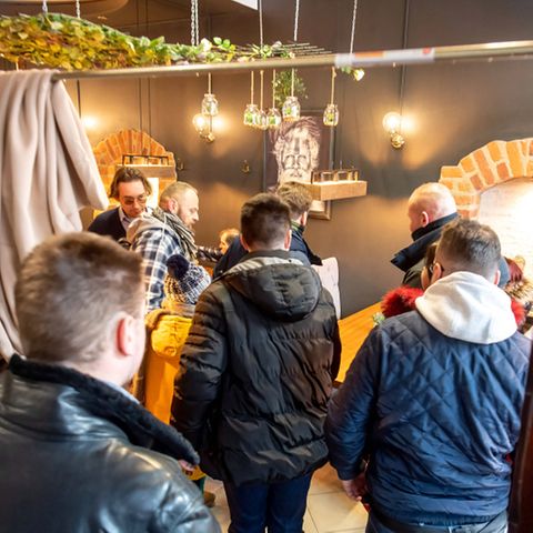 Gäste stehen in einem geöffneten Restaurant im polnischen Torún, das sich den landesweiten Corona-Verordnungen widersetzt