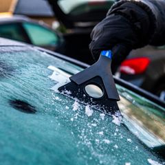 Wie enteise ich ein Auto richtig? – Verschiedene Methoden im Test