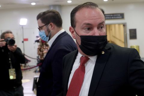 Der US-Republikaner Mike Lee mit schwarzer Corona-Schutzmaske schaut über seine linke Schulter