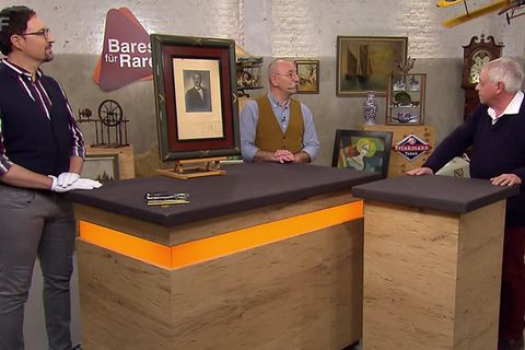 "Bares für Rares"-Experte Colmar Schulte-Goltz und Moderator Horst Lichter sprechen mit Besitzer Helge Himstedt über seine Puccini-Fotografie.