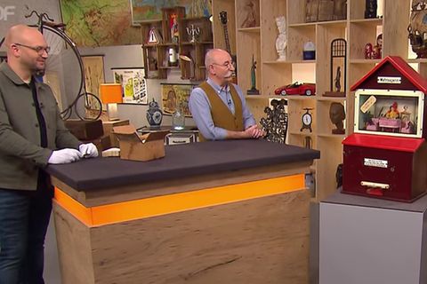 "Bares für Rares"-Experte Sven Deutschmanek fachsimpelt mit Horst Lichter über den Wahrsager-Automaten