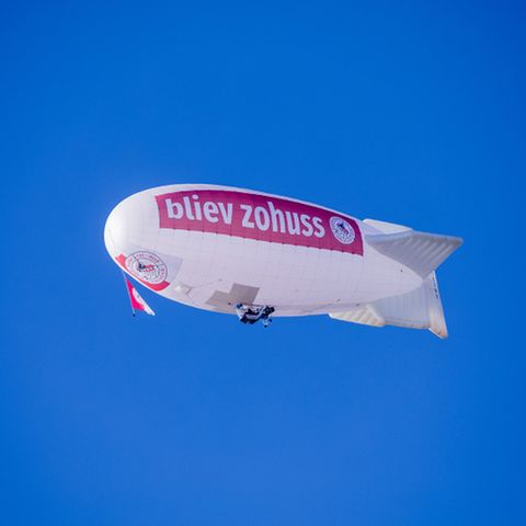 Ein Zeppelin mit der Aufschrift «bliev zohuss» vom Karnevalscorps Rote Funken fliegt über die Kölner Altstadt.
