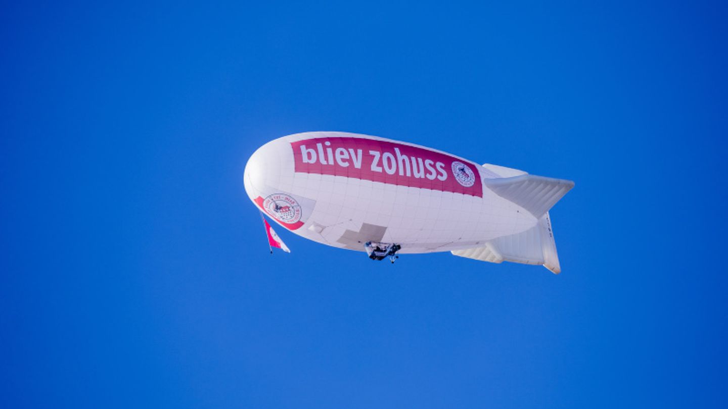 Ein Zeppelin mit der Aufschrift «bliev zohuss» vom Karnevalscorps Rote Funken fliegt über die Kölner Altstadt.