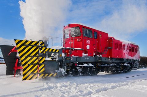 Eine Schneeschleuder der Deutschen Bahn bei der Arbeit
