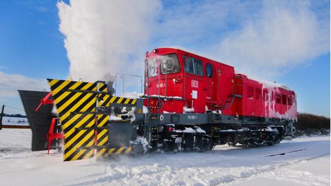 Eine Schneeschleuder der Deutschen Bahn bei der Arbeit