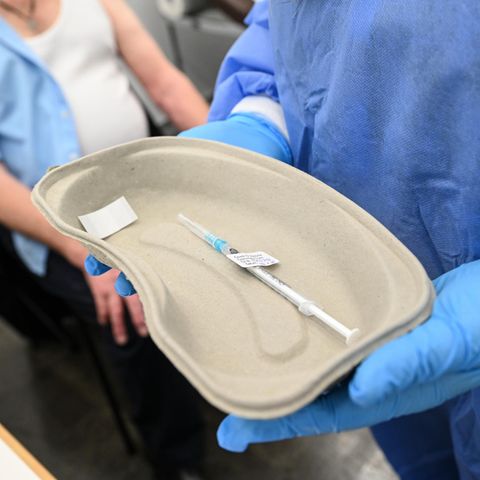 Arzthelferin Funda Özagac hält eine Spritze mit dem Impfstoff von Biontech/Pfizer gegen das Coronavirus in einer Schale