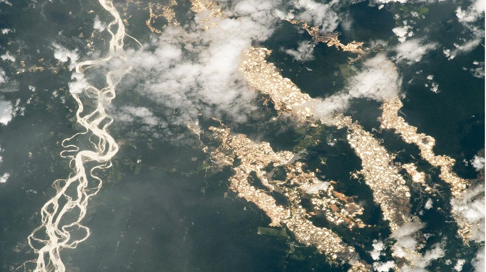 Blick aus dem Weltraum auf schimmernde Goldadern im Amazonas-Regenwald von Peru