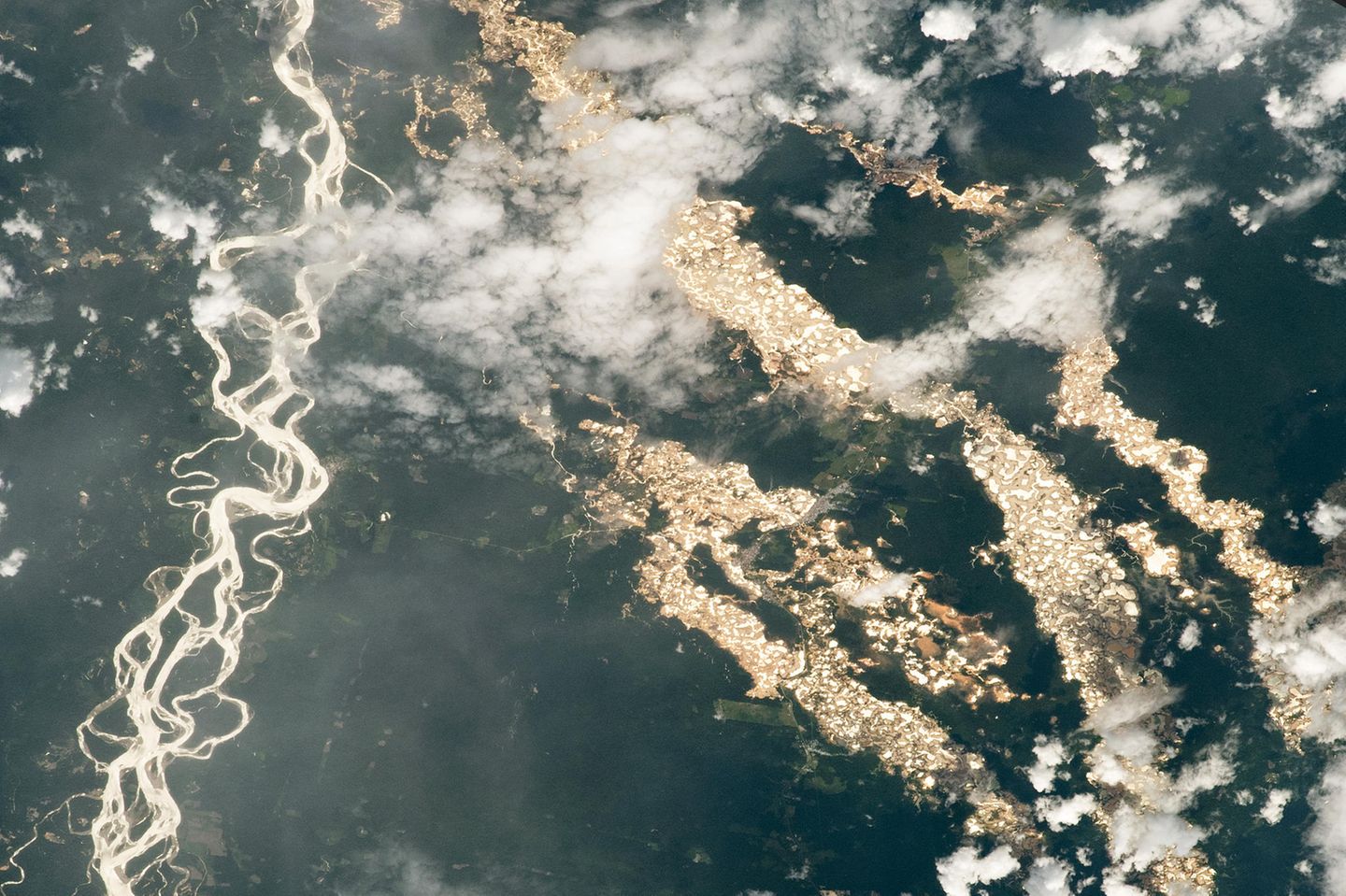 Blick aus dem Weltraum auf schimmernde Goldadern im Amazonas-Regenwald von Peru
