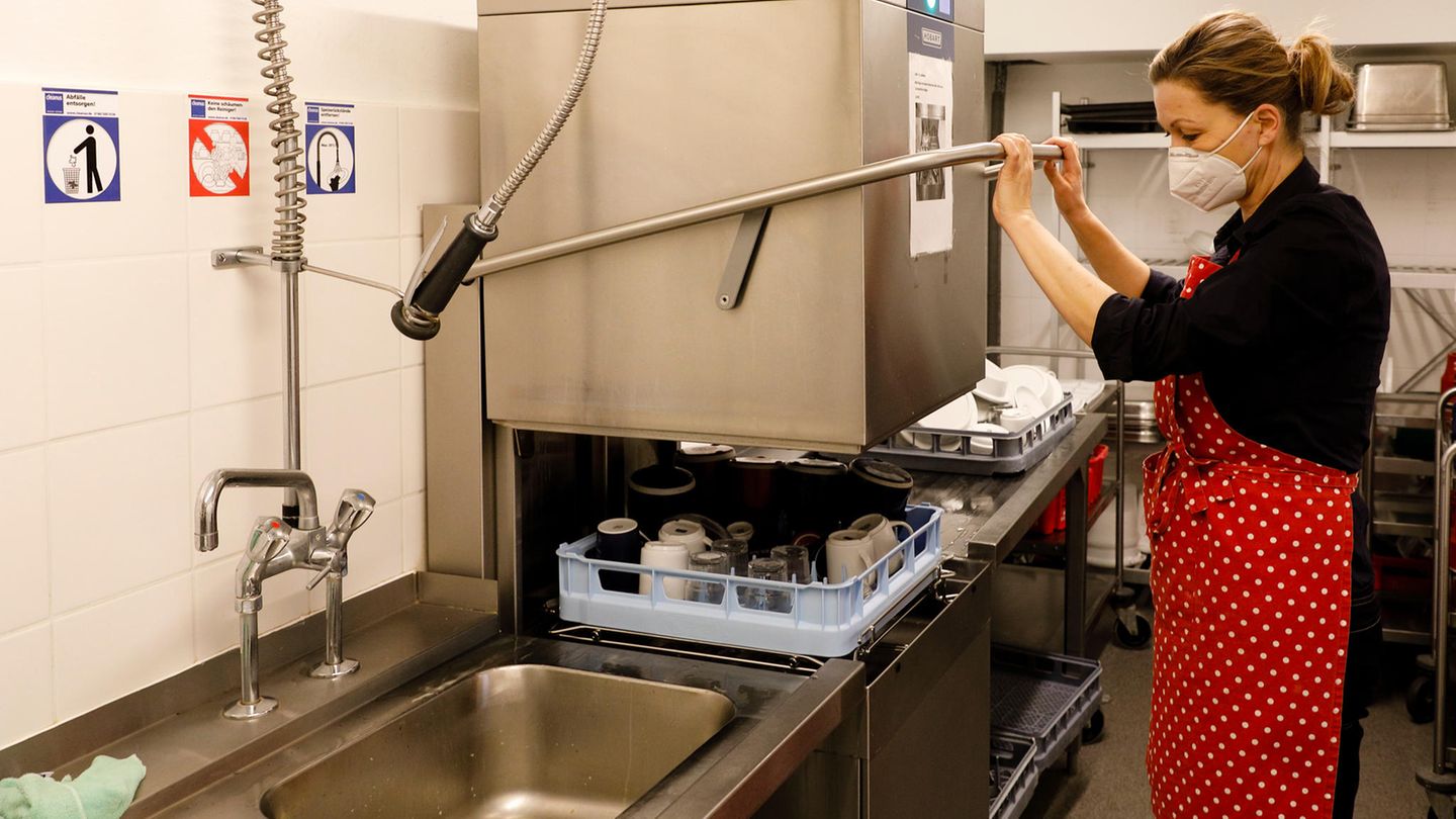 Am Ende müssen riesige Geschirrberge abgearbeitet werden. „Das macht den Kopf frei“, sagt die 55-Jährige, die sonst fast nur am Schreibtisch sitzt.