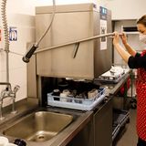 Am Ende müssen riesige Geschirrberge abgearbeitet werden. „Das macht den Kopf frei“, sagt die 55-Jährige, die sonst fast nur am Schreibtisch sitzt.