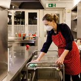 Hygiene ist wichtig, vor allem, wenn man mit alten Menschen zu tun hat. Die Journalistin desinfiziert ihren Wagen.