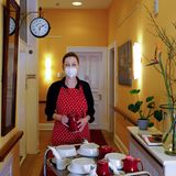 Ist alles auf dem Wagen? Bloß nichts vergessen! Silke Burmester kontrolliert akribisch, ob sie alles dabeihat. Abweichungen vom abendlichen Ritual irritieren viele Heimbewohner*innen.