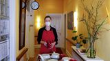 Ist alles auf dem Wagen? Bloß nichts vergessen! Silke Burmester kontrolliert akribisch, ob sie alles dabeihat. Abweichungen vom abendlichen Ritual irritieren viele Heimbewohner*innen.
