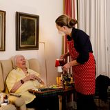 Corona bedingt muss Christel Nollen das Abendbrot in ihrem Zimmer einnehmen. Silke Burmester (r.) serviert es mit Herz und Humor.