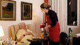 Corona bedingt muss Christel Nollen das Abendbrot in ihrem Zimmer einnehmen. Silke Burmester (r.) serviert es mit Herz und Humor.