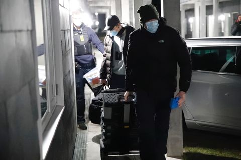 Ermittler in Dänemark bei einer der Razzien in Holbæk am 6. Februar