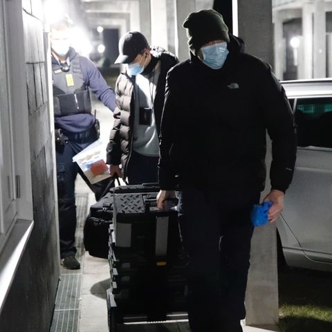 Ermittler in Dänemark bei einer der Razzien in Holbæk am 6. Februar