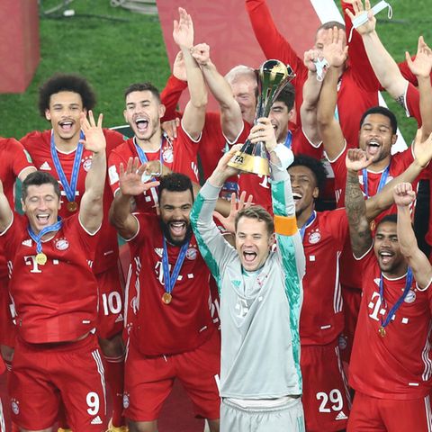 Titel Nr. 6: Kapitän Manuel Neuer stemmt den Klub-WM-Pokal in die Luft