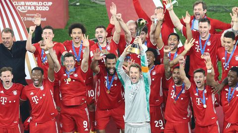 Titel Nr. 6: Kapitän Manuel Neuer stemmt den Klub-WM-Pokal in die Luft