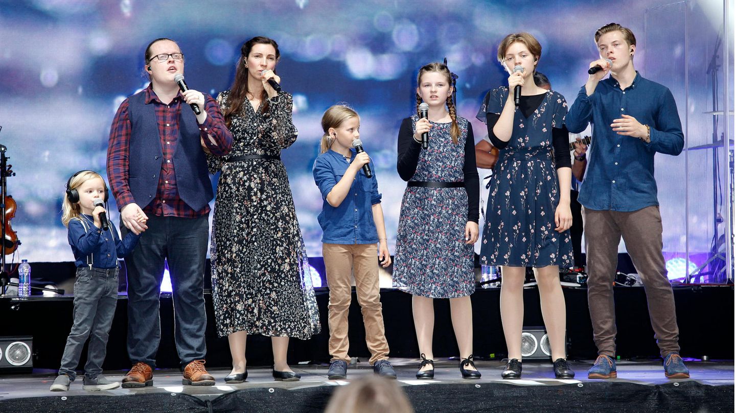 Angelo Kelly mit seiner Frau Kira und den fünf gemeinsamen Kindern