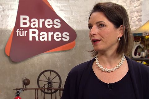 "Bares für Rares"-Expertin hat erhebliche Zweifel an der Herkunft des Feuerzeuges.