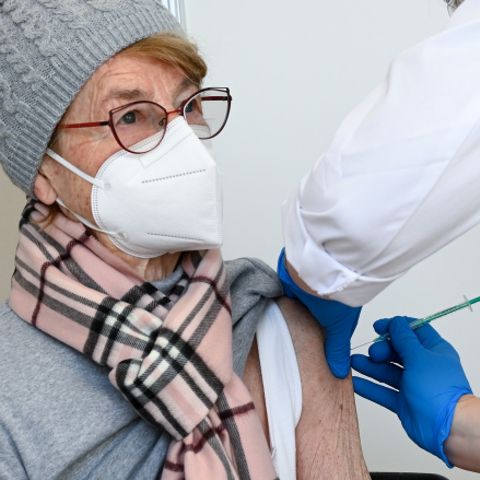 Eine Seniorin bekommt im Impfzentrum des Landkreises Kassel ihre Impfung gegen Covid-10 verabreicht