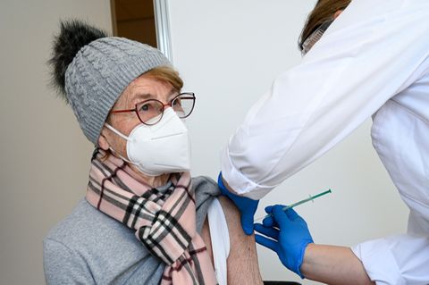 Eine Seniorin bekommt im Impfzentrum des Landkreises Kassel ihre Impfung gegen Covid-10 verabreicht