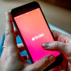 Tinder hat zusammen mit einem Beziehungsexperten 21 Fragen entwickelt, die einem das Online-Dating erleichtern sollen