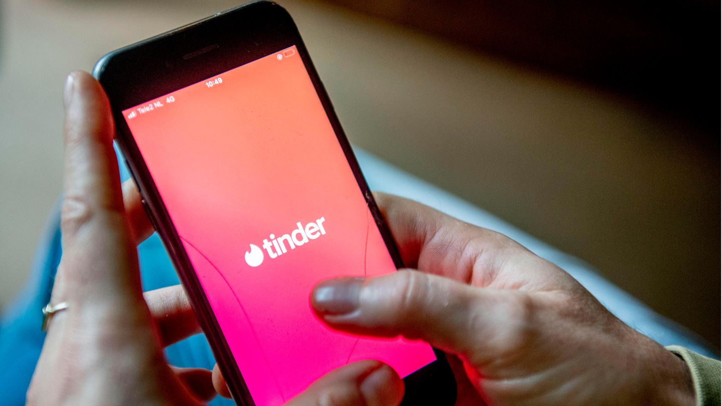 Tinder hat zusammen mit einem Beziehungsexperten 21 Fragen entwickelt, die einem das Online-Dating erleichtern sollen
