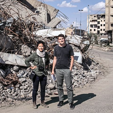 Raphael Geiger mit Fotografin Nicole Tung 2018 im syrischen Raqqa