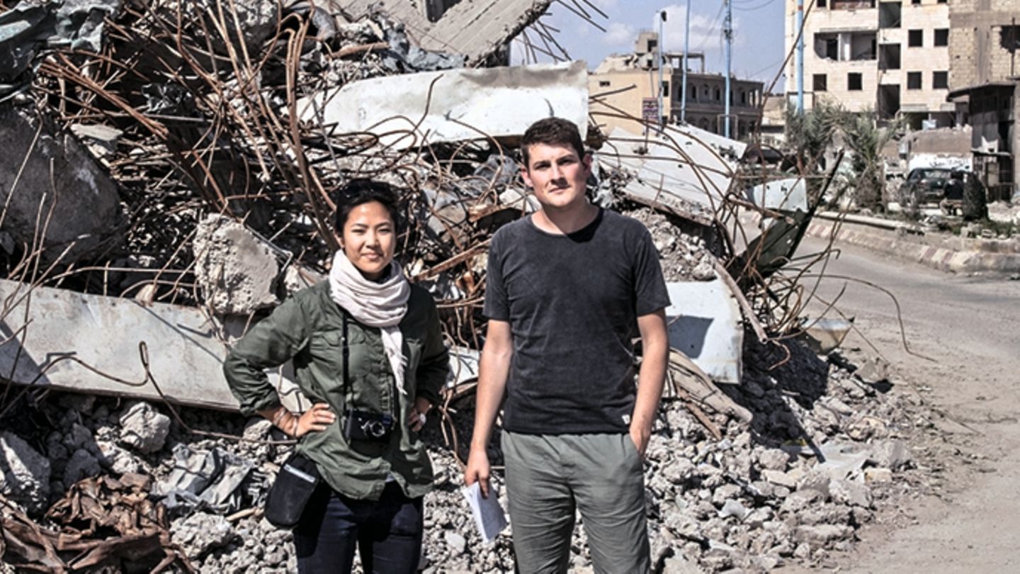 Abschied unseres Korrespondenten: Raphael Geiger mit Fotografin Nicole Tung 2018 im syrischen Raqqa Raphael Geiger mit Fotografin Nicole Tung 2018 im syrischen Raqqa