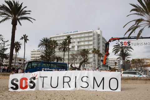 Demonstranten halten in Palma de Mallorca ein Transparent mit der Schriftzug "SOS Tourismus»"