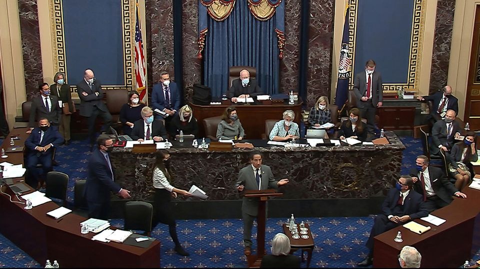 Der Anklageführer der Demokraten, Jamie Raskin (m.), steht während einer Anhörung im US-Senat vorn am Rednerpult