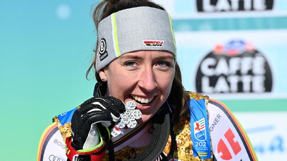 Kira Weidle zeigt überglücklich ihre Silbermedaille