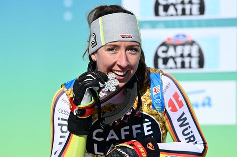Kira Weidle zeigt überglücklich ihre Silbermedaille