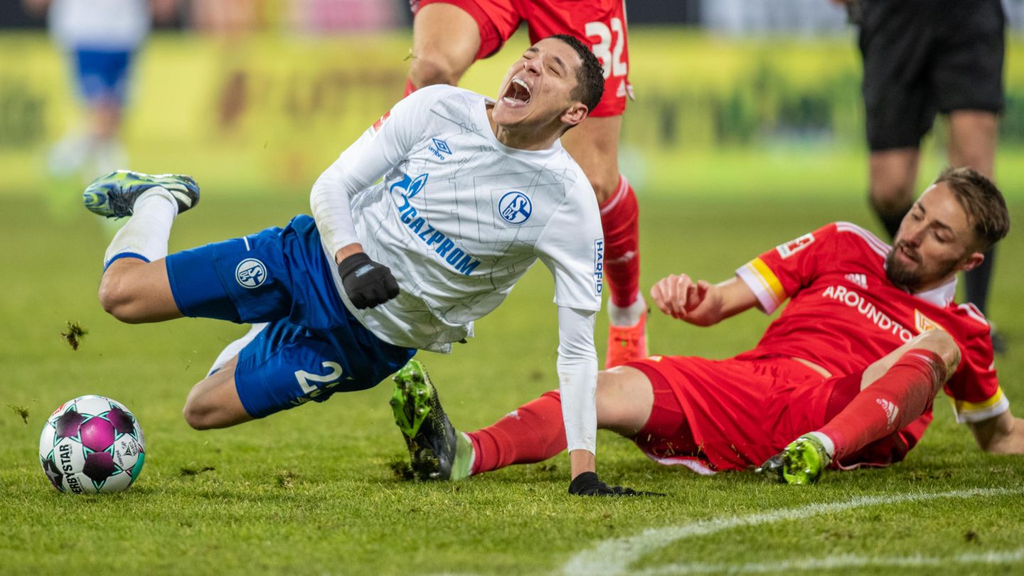 Amine Harit (l.) von Schalke 04 geht im Zweikampf mit Union Berlins Florian Hübner zu Boden