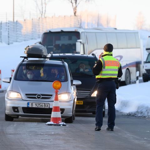 Autos und LKW aus Tschechien stehen an der Grenze zu Deutschland